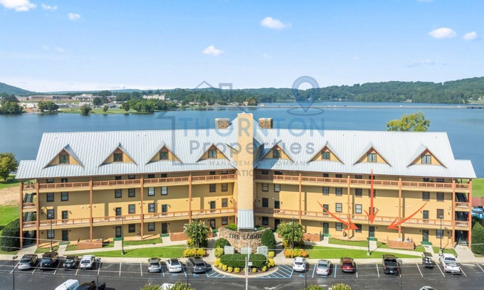 Guntersville Condo | 1st level unit w/communal pool @ Lake Guntersville
