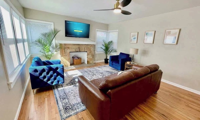 Dixieland House | 2/1 Fenced Home Pet Friendly