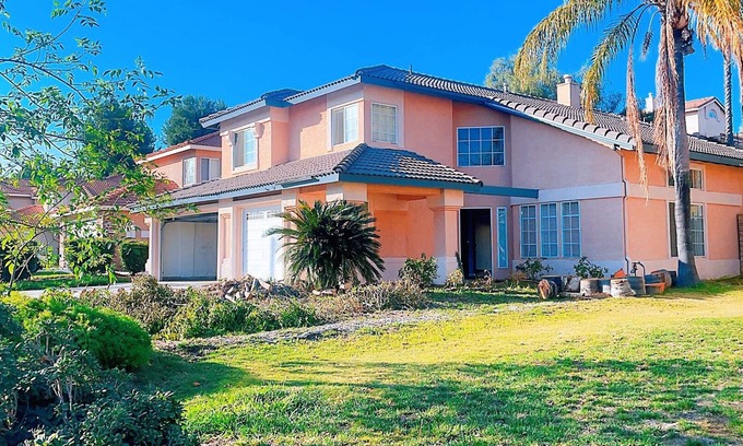 Estates at Canyon Crest House | 2-10 min drive to banks, supermarket, restaurant, UCR ,golf course, City Hall.