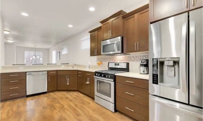 Pleasant Valley House | 2,100 SqFt Contemporary Home W/Jacuzzi & Fire Pit