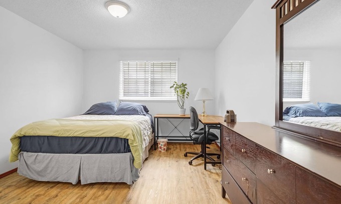 West Edmonton Apartment | ✅️2.8 km to ROGERS Place✅️ 124 Street Arts District ✅️Shops✅️Free Parking+WiFi