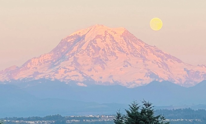 Edgewood House | 2 acres lot with Mt Rainier view