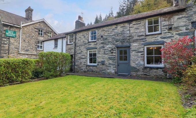 Gwynedd- Snowdonia Cottage | 2 BANC LLUGWY, family friendly, with open fire in Betws-Y-Coed