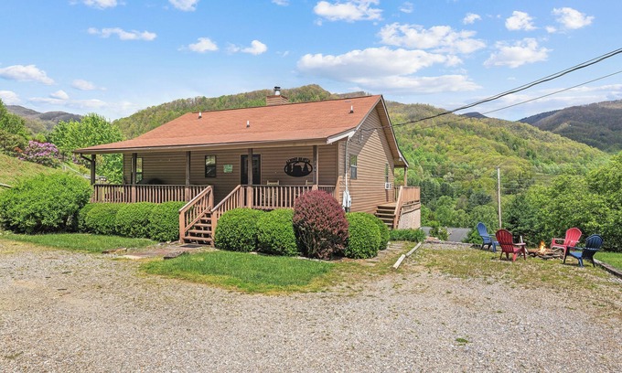 Maggie Valley Cabin | 2 BD 2 BA Cozy, Single LV Cabin, Views, Covered Porch