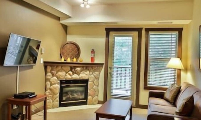 East Kootenay Apartment | 2 BDR Condo/Hot Tub/Gym