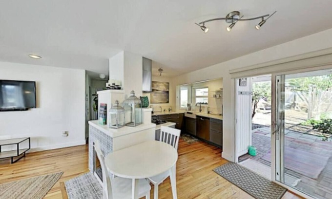 Bay Ho House | 2 Bdr Hidden gem w/backyard + AC