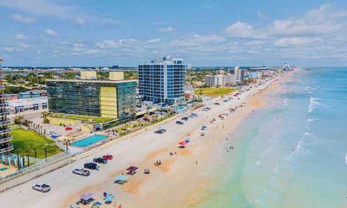 Daytona Beach Condo | 2 beach studios 2 bathrooms ๐ oceanfront pool & tiki๐น - Direct Beach ๐๏ธ Access