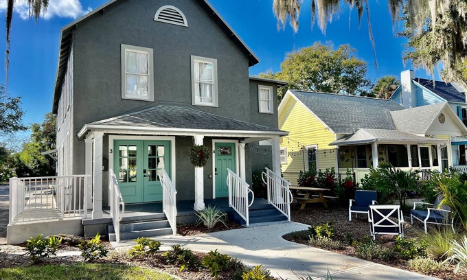 Historic District Apartment | 2 bed, 1 bath, 2nd floor apartment in the heart of downtown, historic New Smyrna Beach.
