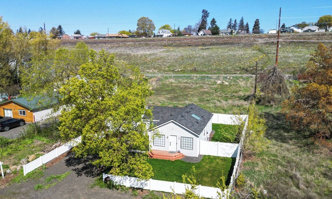 Spokane House | 2 Bed 2 Bath Riveside Retreat