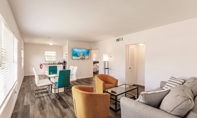 Sunny Isles Beach House | 2 bed 2 bath Beach 1 min walk SEPT Book 3 Nights Pay 2