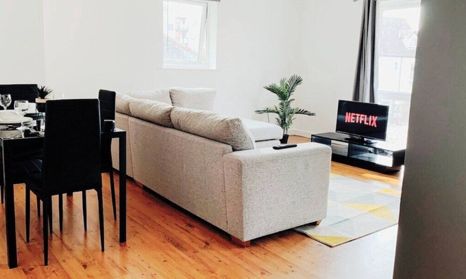 Chelmsford Apartment | 2 Bed Apartment & Free Parking