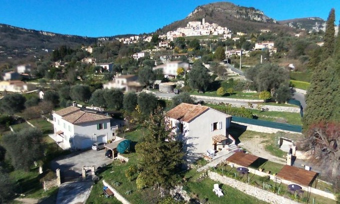 Le Bar-sur-Loup Apartment | 2 Bed Apartment Sleeps 6 - Pets Ok - Free Parking