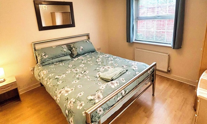 Doncaster Apartment | 2 Bed Apartment - Sleeps 4 - Parking - Wifi
