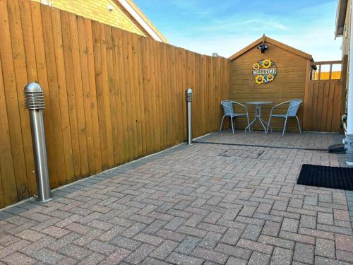 Ingoldmells House | 2-Bed Bungalow Sleeps 6 Parking & Pet Friendly