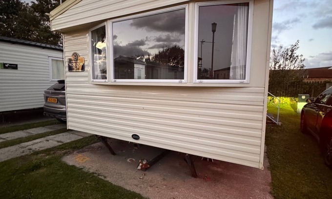 Towyn Ski Chalet | 2 Bed Caravan on Lyons Winkups, Sleeps 6