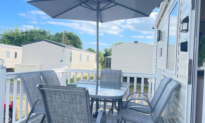 Colchester Cabin | 2 Bed Caravan - Sleeps 6 - Pets - Pool - Wifi