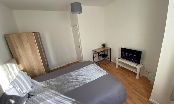 Stockwell Apartment | 2 Bed Flat 10 minutes From Central London, King Size Bed