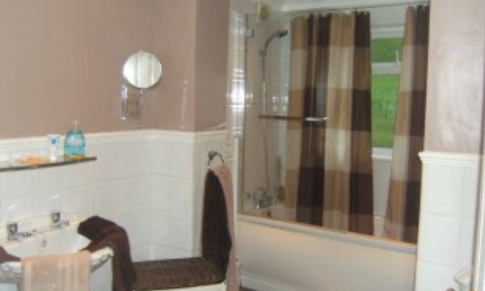 Margam House | 2 Bed house in Morriston - great base for exploring or work - sleeps upto 4