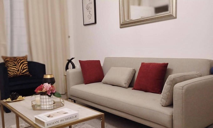 Holbrooks House | 2 Bed House Sleeps 4 - Private Garden, Parking