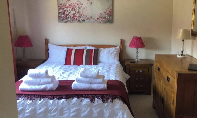 Amesbury House | 2-Bed House Sleeps 4 - Enclosed Garden - Tv & WiFi
