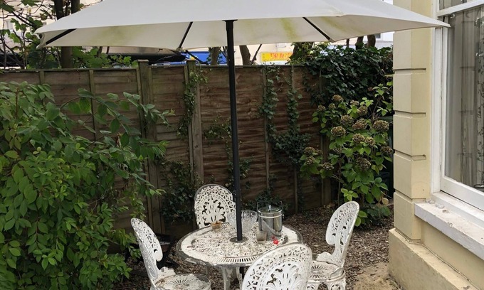 Cheltenham House | 2 Bed House - Sleeps 6 - Garden, Pets, Parking