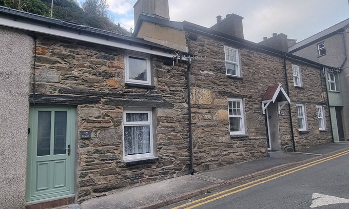 Tanygrisiau House | 2 Bed House - Sleeps 3 - Garden - Parking - Wifi