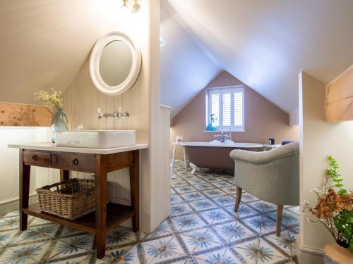 Quedgeley House | 2 Bed in Stratford upon Avon 77617