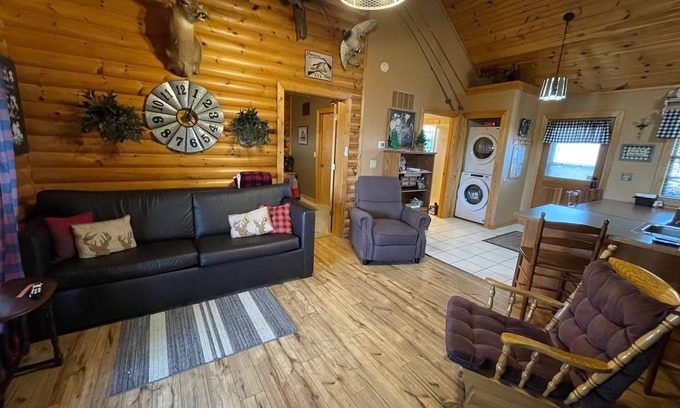 Notch Estates Cabin | 2 bed Log Cabin, w/2 Jacuzzi, 1 mi to SDC, pool, nature trails, private lake