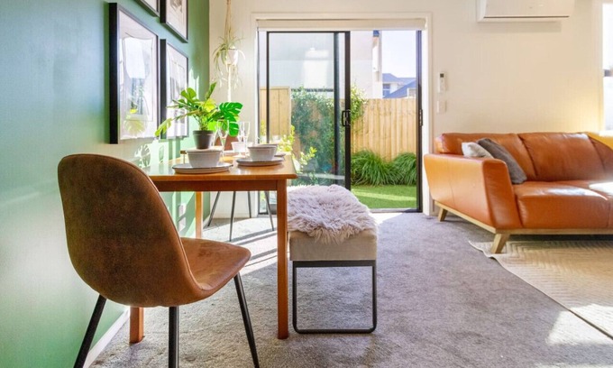Christchurch City Centre House | 2-Bed Oasis with a King Bed and Green Accents