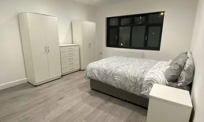 Hendon Apartment | 2 bed Sunny London Apartment - Sleeps 4 & Parking