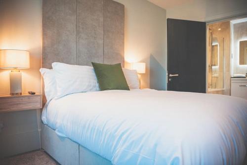 The Docks Apartment | 2 Bed WITH OPEN BALCONY RIVER VIEW!