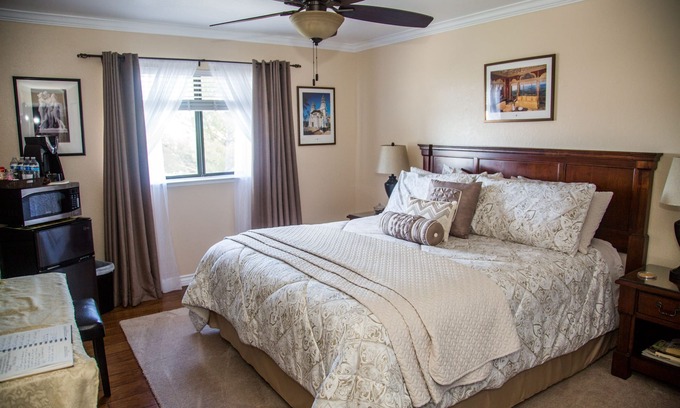 Paso Robles House | 2 Bedroom, 1 Bath Home Can Accommodate Up To 6 guests extra charge over 4