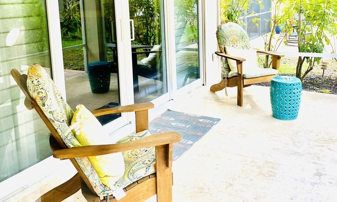 Central Naples Villa | 2 Bedroom - 2 Bath - Beautifully decorated Cottage