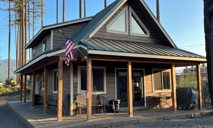 Detroit Cabin | 2 Bedroom/2 Bath Cabin with Lots of Parking for Boat, Snow Mobile and ATV's