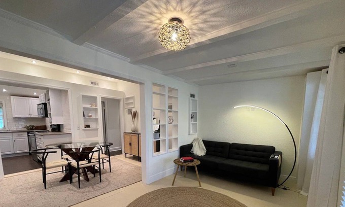 Vamo Apartment | 2 Bedroom 631759 by Houzlet