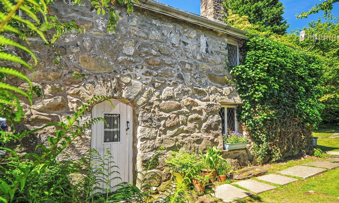 Garndolbenmaen Cottage | 2 bedroom accommodation in Garndolbenmaen, near Porthmadog