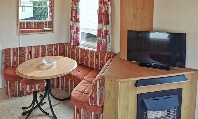 Llanllwchaiarn House | 2 bedroom accommodation in Cross Inn, Nr New Quay