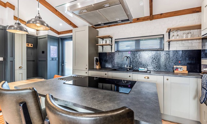 Saintbury Ski Chalet | 2 bedroom accommodation in Snitterfield, Stratford Upon Avon