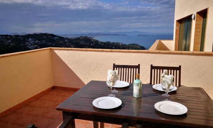 Begur Apartment | 2 bedroom apartment close to the center of Begur. Terrace and panoramic sea views (Ref:H41)