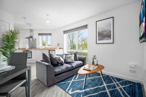 Cradley Heath Apartment | 2 Bedroom Apartment - Off-Street Parking - Wifi - Netflix - 54C