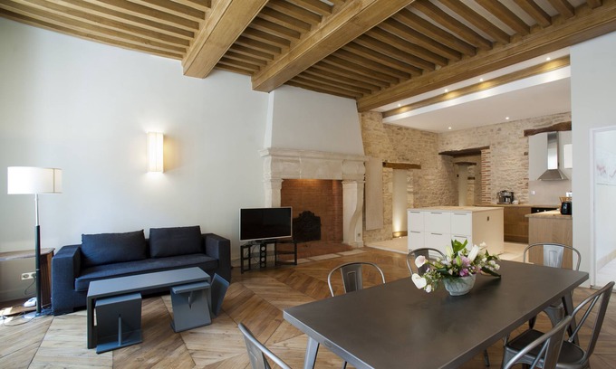 Beaune City Centre Apartment | 2 Bedroom apartment in the historic center! (New full air con installed in 2024)