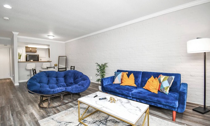 Greenway Plaza-Upper Kirby Apartment | 2 Bedroom Apartment in Central Houston