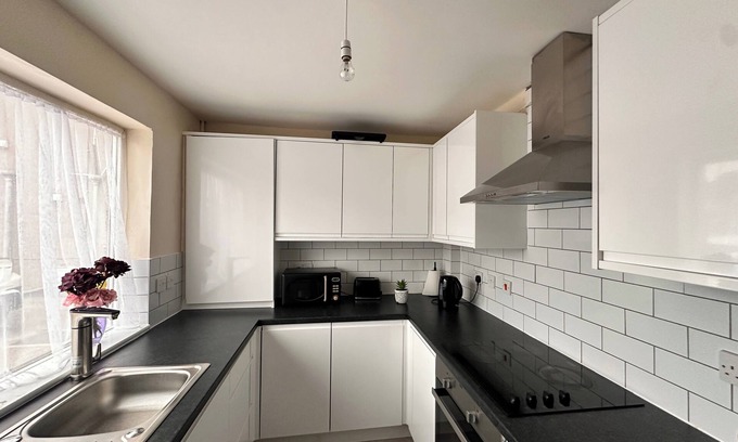 Grays Apartment | 2 Bedroom Apartment-Sleeps 6-Parking-WiFi