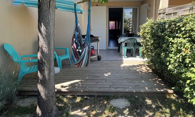 Carcans Plage Apartment | 2 bedroom apartment with terrace and garden 100m from the ocean beach shackles