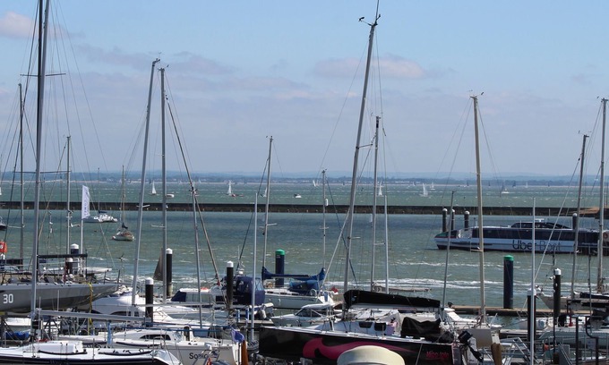 Cowes Apartment | 2 Bedroom apartment with views over Solent