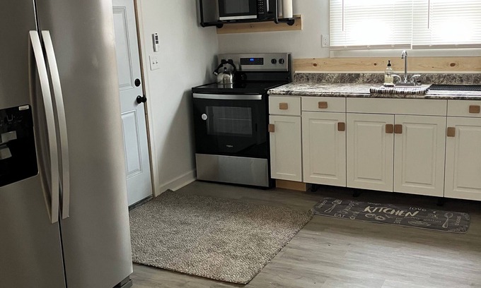 Cambridge Apartment | 2-bedroom apt in Cambridge close to i70/77 & walking distance to downtown