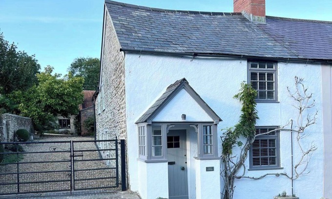 Stalbridge House | 2 Bedroom Cottage - Sleeps 4 - Wifi, Fireplace