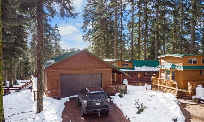 Historic Downtown District Cabin | 2 bedroom cabin plus loft, huge deck, lodge-style furnishings.