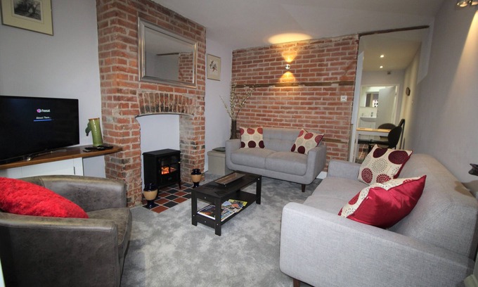 Canterbury Cottage | 2 Bedroom City Centre Cottage set in a Private Courtyard