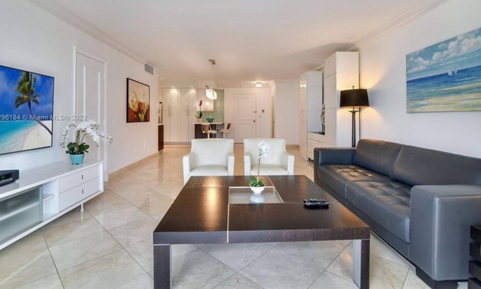 Bal Harbour Condo | 2 Bedroom Condo 438858 by Houzlet